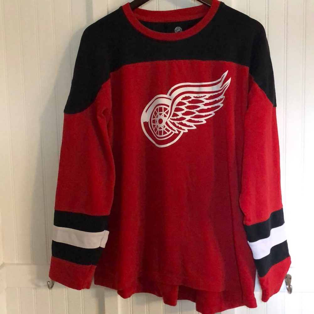 Red Wings long sleeve top. Size XL